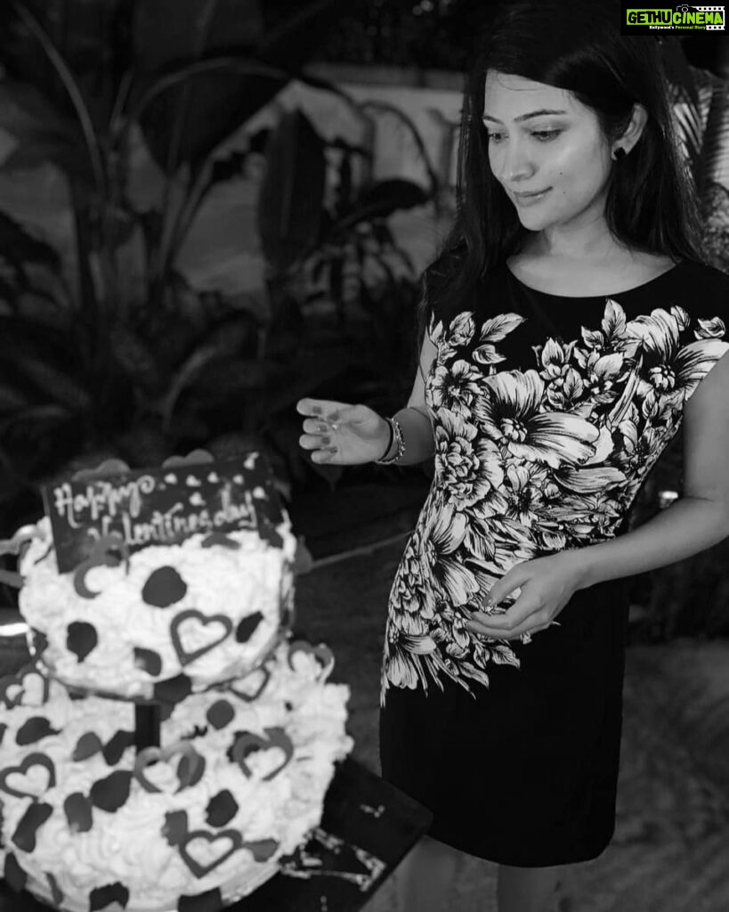 Radhika Pandit Instagram - Cake can be had anywhere, anytime.. during day or during night, in colour or in black n white 😋 #radhikapandit #nimmaRP