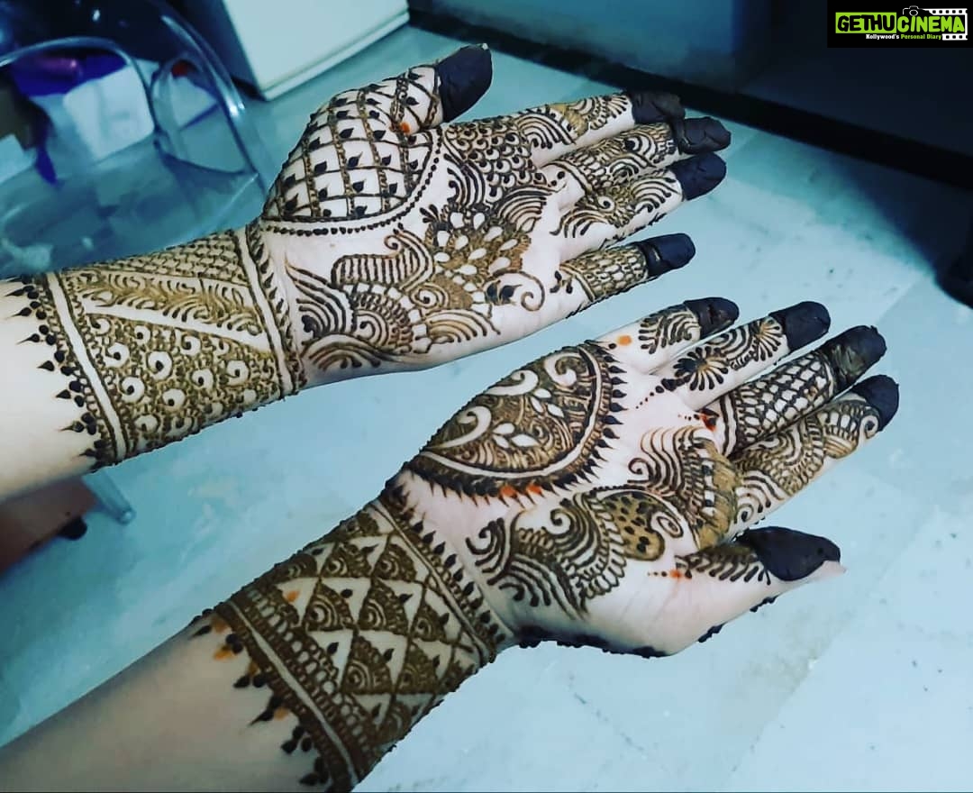 Radhika Pandit Instagram - Did u guys notice my Mehendi.. by the way did u know I love Mehendi 😊 Thank you Manoj for this lovely design! #radhikapandit #nimmaRP