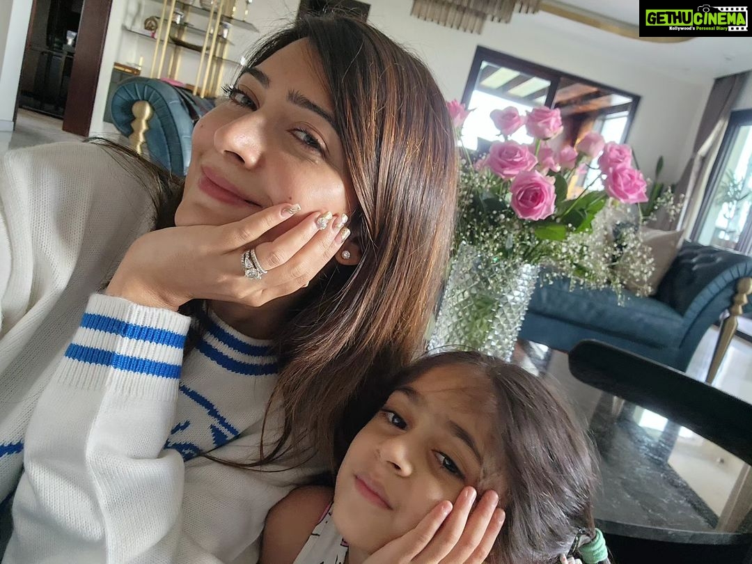 Radhika Pandit Instagram - Hellooo yellarigu 🤗 #radhikapandit #nimmaRP