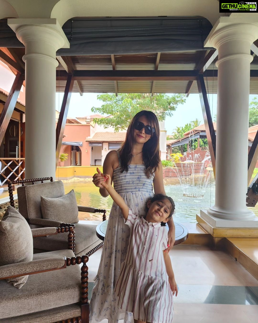 Radhika Pandit Instagram - The effort I had to put in 😅 Phew!! Atleast, now we know it runs in the family 😜 That feeling of Deja vu!! Happy weekend everyone 🙂 #nimmaRP #radhikapandit