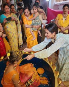 Radhika Pandit Instagram - It was all about getting dressed, attending the rituals, meeting family, having lots of fun and finally cooling off with Popsicles.. that sounds like wedding fun isn't it 😃
#radhikapandit #nimmaRP