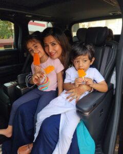Radhika Pandit Instagram - It was all about getting dressed, attending the rituals, meeting family, having lots of fun and finally cooling off with Popsicles.. that sounds like wedding fun isn't it 😃
#radhikapandit #nimmaRP