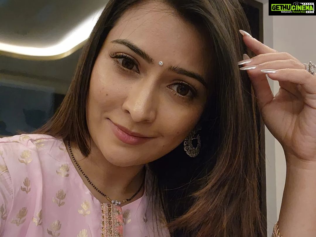 Radhika Pandit Instagram - Saying Hello with a Sunday selfie post! π My cousin's wedding kept me busy whole of last week. Will share some memories from it soon!! Until then happy Sunday all π€ #nimmarp #radhikapandit