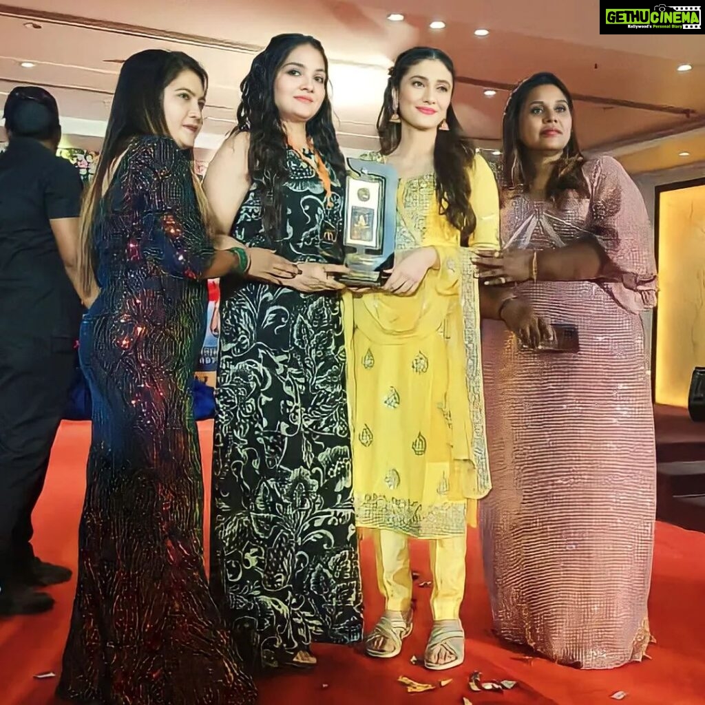 Ragini Khanna Instagram - 🏆 Honored to receive an award at the One Day Look & Learn Seminar Award Show, by the hand's of talented actress @raginikhanna ! 🌟 Grateful for this recognition and excited for what the future holds. #awardwinner #gratitude #onedayseminar #raginikhanna #mua #makeupcompetition Nakshatra Banquet