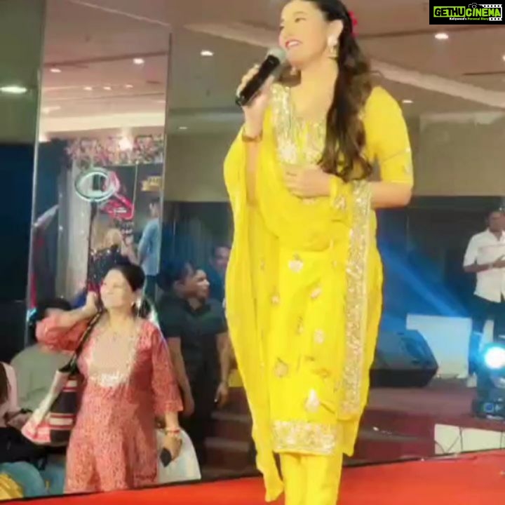 Ragini Khanna Instagram - With Famous TV celebrity guest @raginikhanna "sasural genda phool serial actress" Love you so much mam🥺❤️ . . #raginikhanna #sasuralgendaphool #tvshow #actress #starplus Nakshatra Banquet