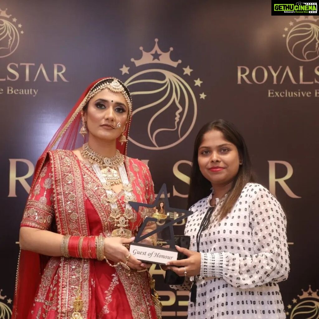 Ragini Khanna Instagram - Award given by Bollywood actress ragini ma'am ❤️✨✨✨✨ Raghu Mahal Hotel