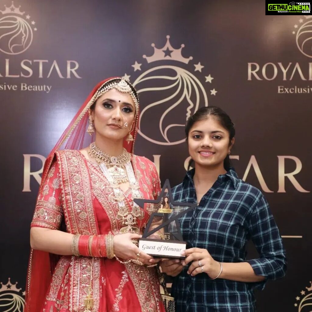 Ragini Khanna Instagram - Award given by @raginikhanna ma'am❤️ #glamlook #raginikhanna #preetylook #starawards2023 #udaipurdiaries #makeuplover #makeuplooks Udaipur - The City of Lakes