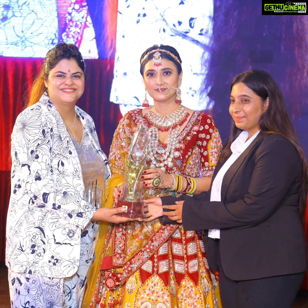 Ragini Khanna Instagram - *Sasural genda phool* fame @raginikhanna ❤️ . @saveerasmakeupacademy thank you so much for this opportunity 🌸 . . #sasuralgendaphool #suhana #raginikhanna #seminar #livedemonstration #makrupartist #mua Ravindra Natya Gruh