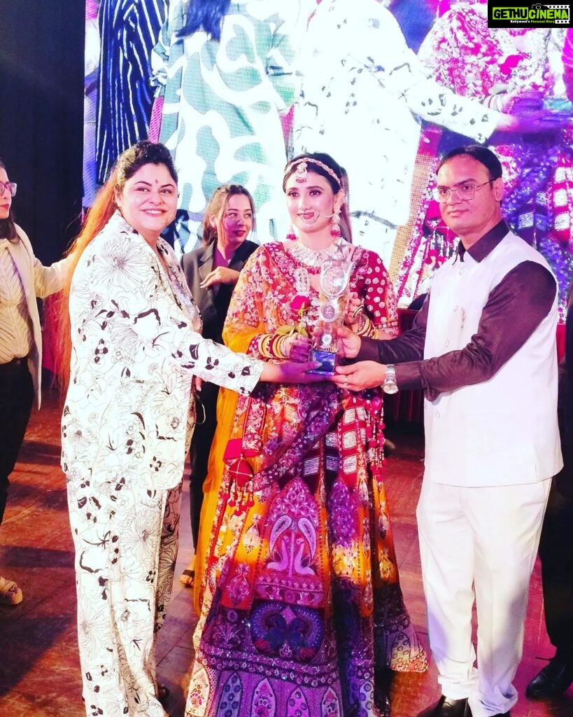 Ragini Khanna Instagram - Bollywood celebrity Ragini Khanna ke sath award lete hue Mayur Tiwari Indore, India