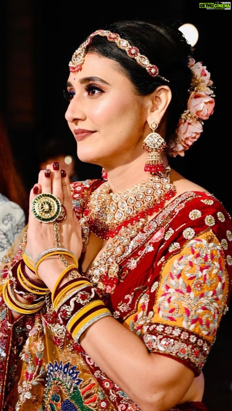 Ragini Khanna Instagram - @raginikhanna (celebrity)makeup seminar by @saveerasmakeupacademy . #makeupartist #celebrity #celebritymakeupartist #onstage #makeupart #art #raginikhanna #modelmakeup #varshamakeupartist #makeupoftheday #estyloria #makeupbyestyloria
