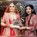 Ragini Khanna Instagram - Award by Bollywood star @raginikhanna ❣️ #celebrity live makeup award show 🤟serial- #sasuralgendaphool Photography by -@sn_photography__kanore Raghu Mahal Hotel