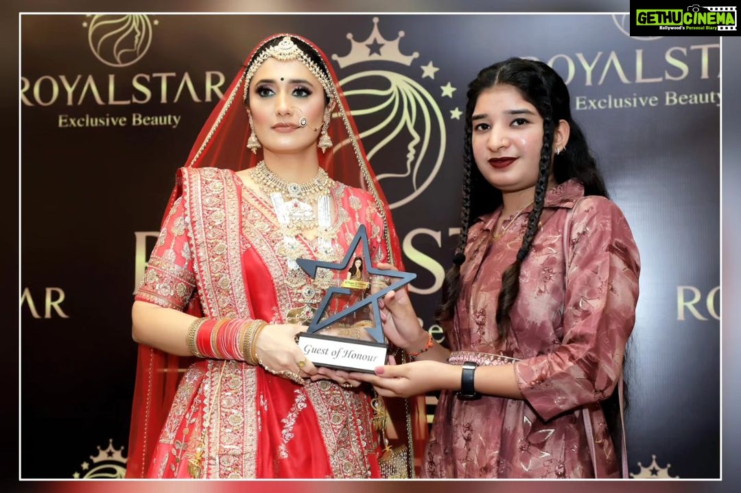 Ragini Khanna Instagram - Award by Bollywood star @raginikhanna ❣️ #celebrity live makeup award show 🤟serial- #sasuralgendaphool Photography by -@sn_photography__kanore Raghu Mahal Hotel