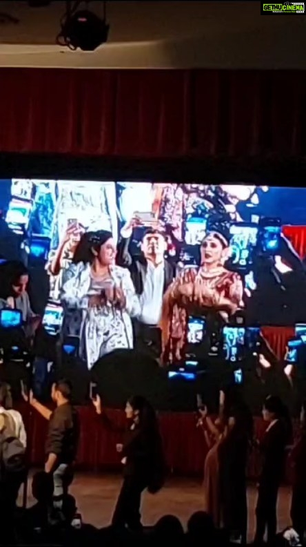 Ragini Khanna Instagram - Makeup seminar with sweetest Ragini khanna and Divya mam ❤️ #makeup #makeupoftheday #bride #beauty #beautiful #sasuralgendaphool #leadactress #bridaljewellery #bridalfashion #seminar #makeupartist #makeuplover #makeuptime Ravindra Natya Gruh