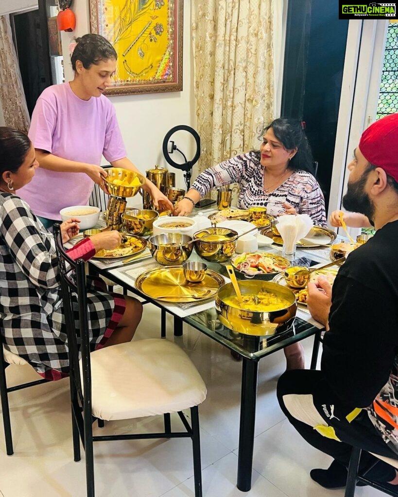 Ragini Khanna Instagram - Lovely lunch get together at the @kaaminikhanna and @raginikhanna ‘s .. thank u for being such amazing hosts. Lots of love and hugs . ❤❤❤❤❤ Mumbai, Maharashtra