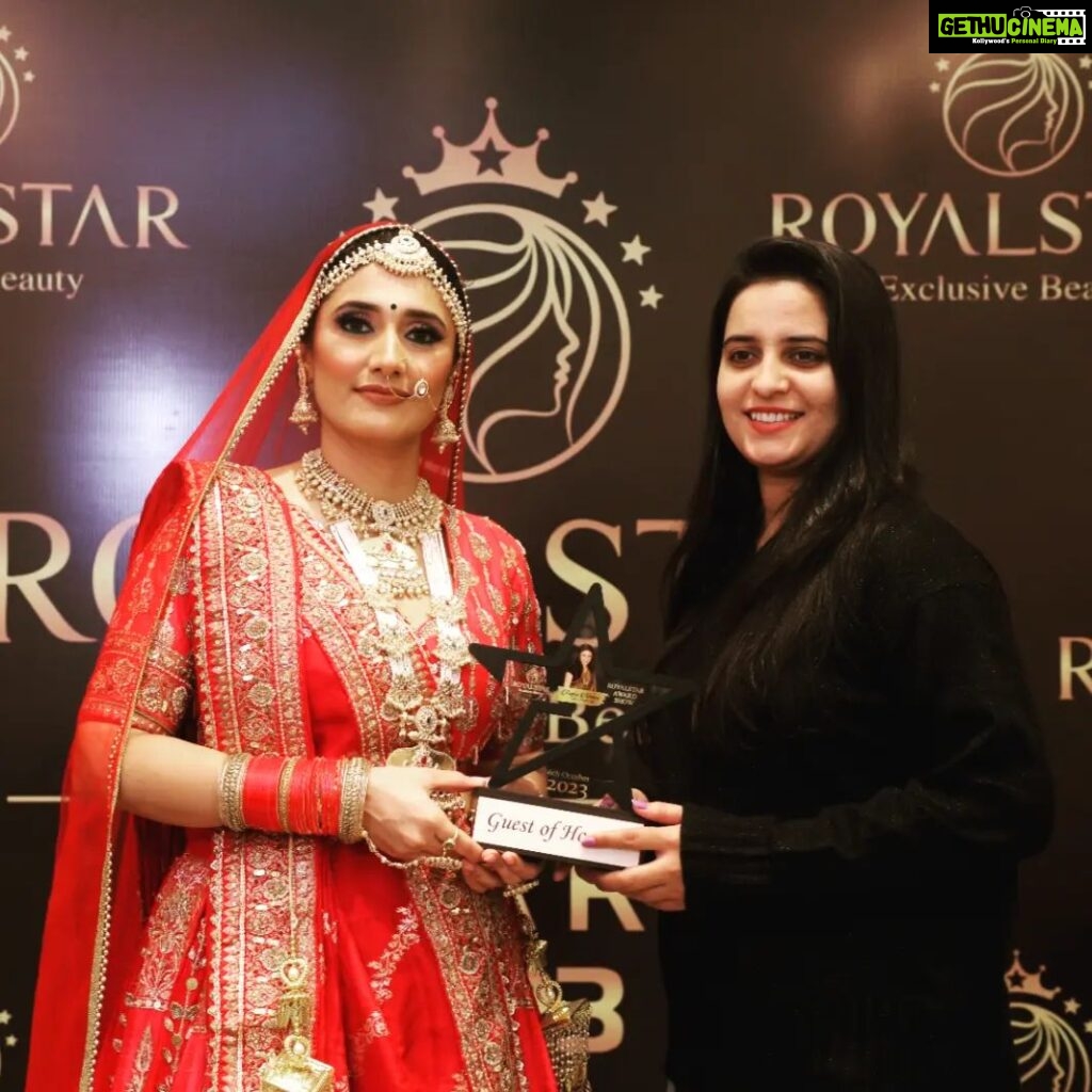 Ragini Khanna Instagram - Success is getting what you want, happiness is wanting what you get...🙂 Thank you @raginikhanna mam, @lekha_beauty_udaipur @buyroyalstar Udaipur - The City of Lakes