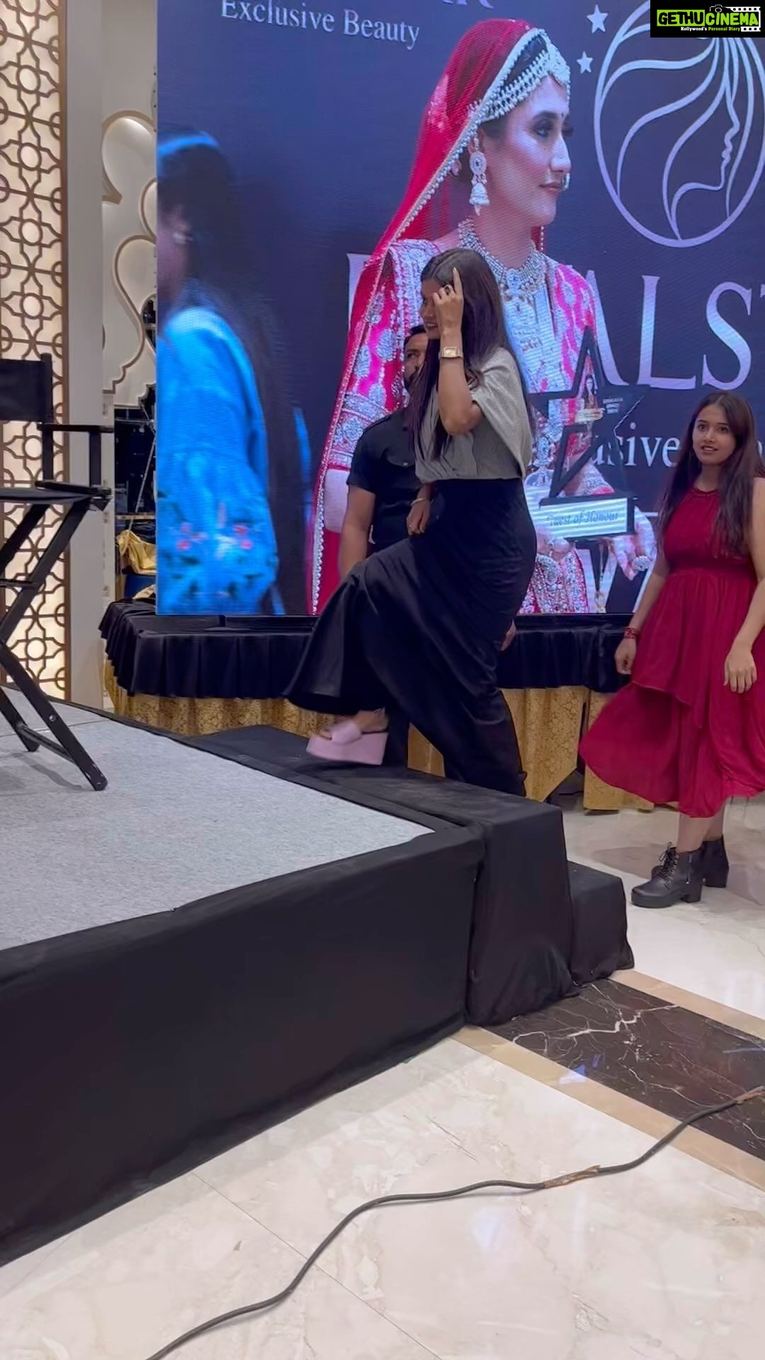 Ragini Khanna Instagram - Award by -: @raginikhanna for makeup π My biggest achievement . @itz_me_baby3268 βΊοΈππ» @raginikhanna . #raginikhannafans #bollywood #instagram #makeupartist #winner#makeup # Neemuch, India