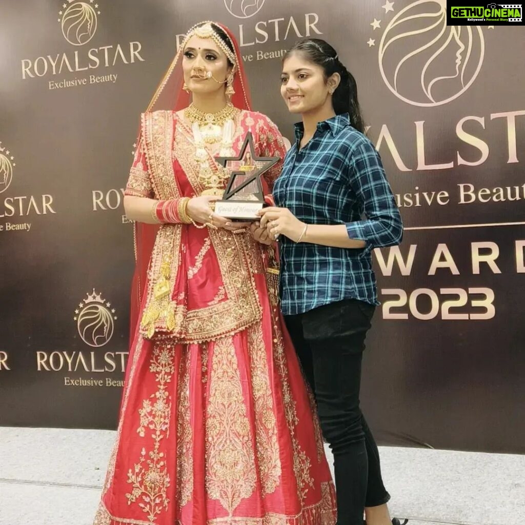 Ragini Khanna Instagram - Award given by @raginikhanna ma'am❤ #glamlook #raginikhanna #preetylook #starawards2023 #udaipurdiaries #makeuplover #makeuplooks Udaipur - The City of Lakes
