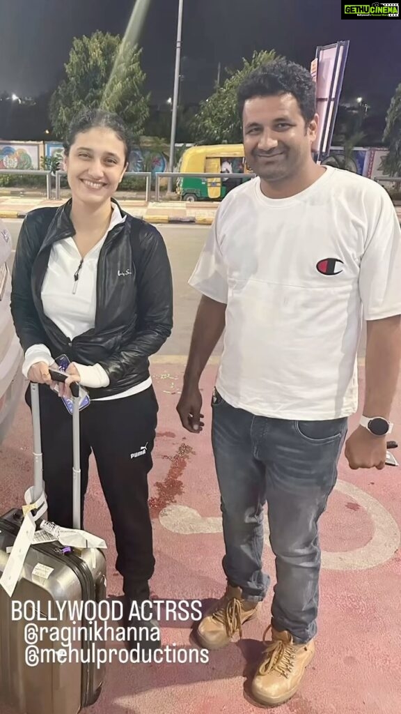 Ragini Khanna Instagram - Bollywood Actress @raginikhanna Awesome work it was so nice to meet you With @mehulproductions @pluckpolicypluck Today fabulous successful event Dastoor Gaden indore Meet n Drop ahilya indore airport Devi Ahilya Bai International Airport , DABH Indore