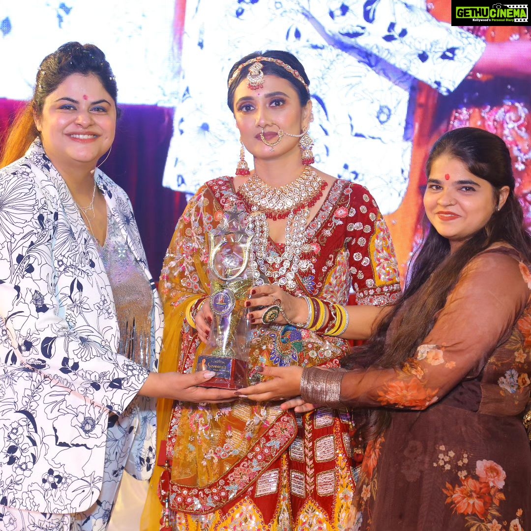 Ragini Khanna Instagram - Best TV Actress finally meet yo mam 🥰🤩 ✨Gald to awarded by celebrity -@raginikhanna ✨ Thankyou mam for opportunity ❣️-@saveerasmakeupacademy # awardshow #raginikhanna❤ #sasuralgendhaphool🏡🌻 #instagoodmyphoto #ekzindgimerisaukhwaishaan❤️🧿✨ #starplus #makeupartist #muskan_makeover_001 #awardwinning #award Rabindra Natya Graha Auditorium