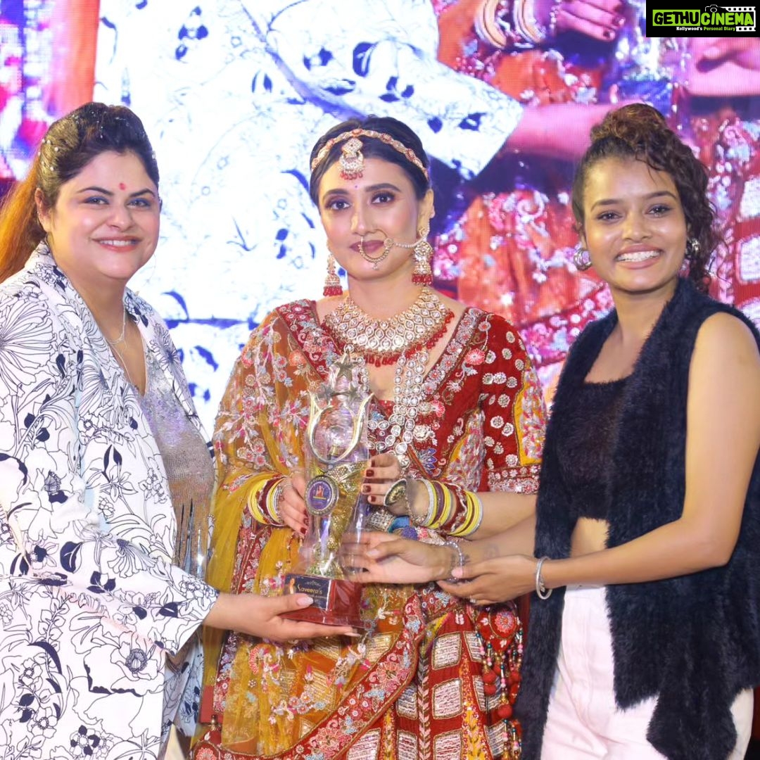Ragini Khanna Instagram - award by celebrity @raginikhanna #✨ fame- #sasuralgendaphool .@saveerasmakeupacademy Thankyou so much for opportunity ❣️ #raginikhanna #sasuralgendaphool #starplus #instagood #ekjindagimeri