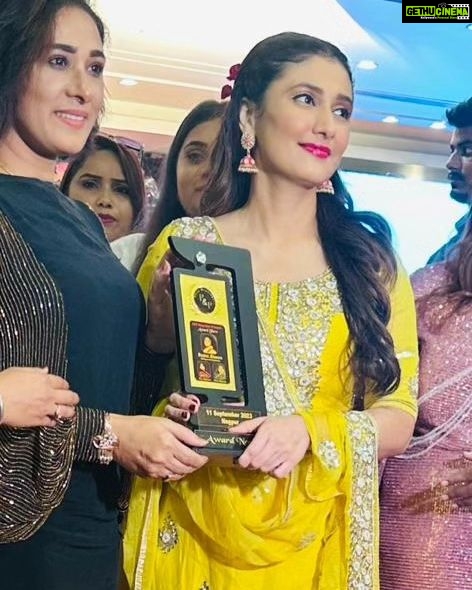 Ragini Khanna Instagram - @raginikhanna Awarded By Celebrity ( #sasuralgendaphool ) . #meghasmakeover #raginikhanna #celebrity #awardbycelebrity Bhandara