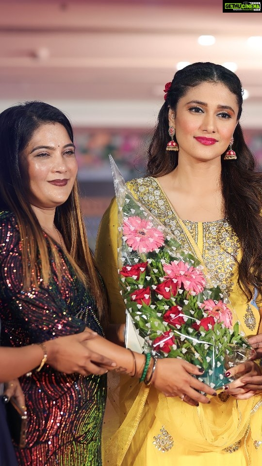 Ragini Khanna Instagram - Successfully Completed One Day Look and Learn Seminar & Award Show by Celebrity @raginikhanna .. Organised by @piyu_makeupartist7 ....