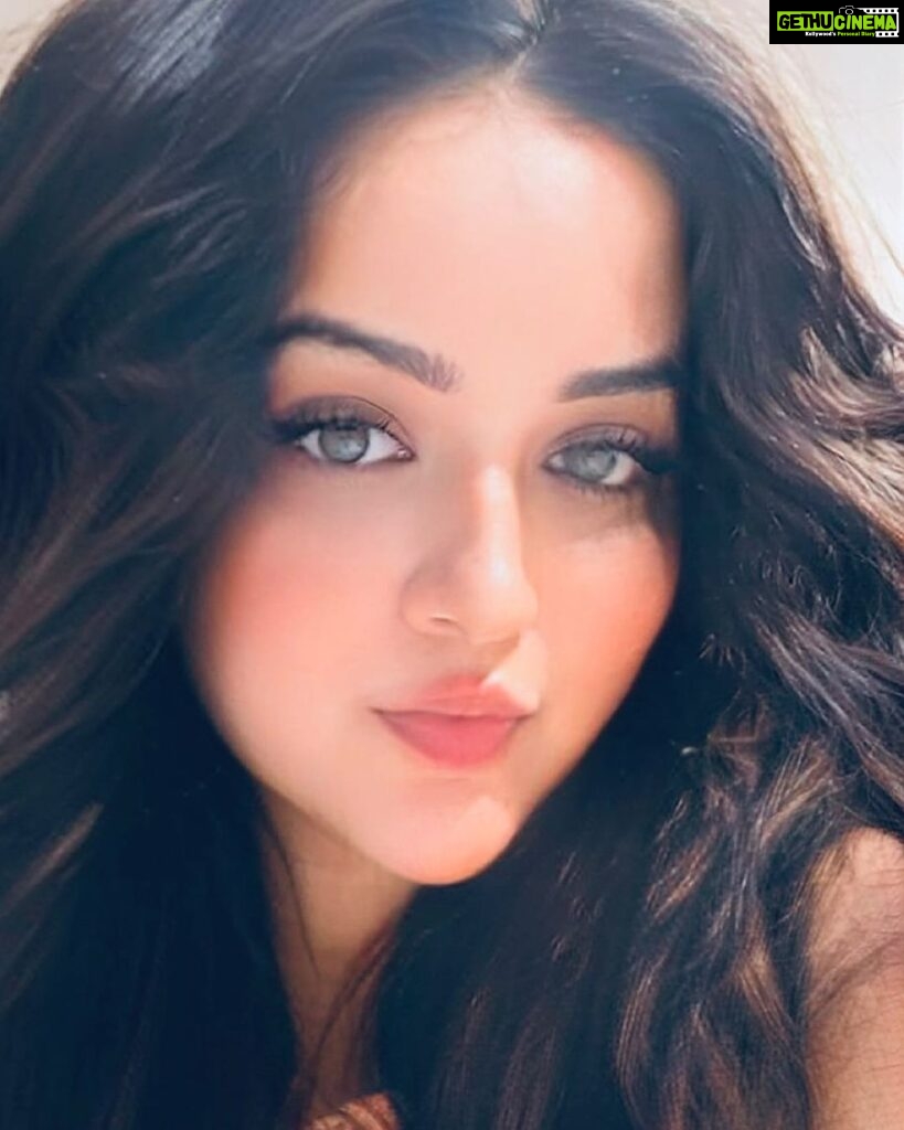 Ragini Nandwani Instagram - Good hair day #friday #swamisamarthmaharaj #navadurgamaatemple😇🙏🏻 #newpost #happy #lipcolour #hair #entrepreneur #shoot #weekend #instagood #goal #hotonbeauty #actress #indianwoman #instadaily #bigboss