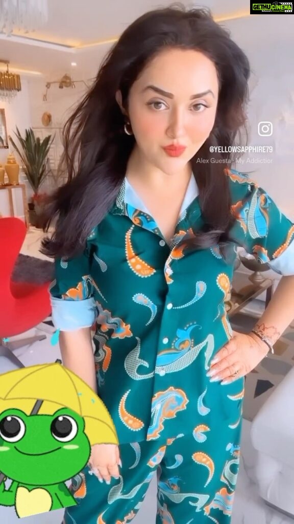 Ragini Nandwani Instagram - Outfit collaboration @yellowsapphire79 #swamisamarth #navadurgamaa #omnamahshivaya #monsoon #shravan #brandambassador #collabration #influencer #outfitoftheday #newlaunch #buisnesswoman #actress #mumbai #dehradun #dubai #viral