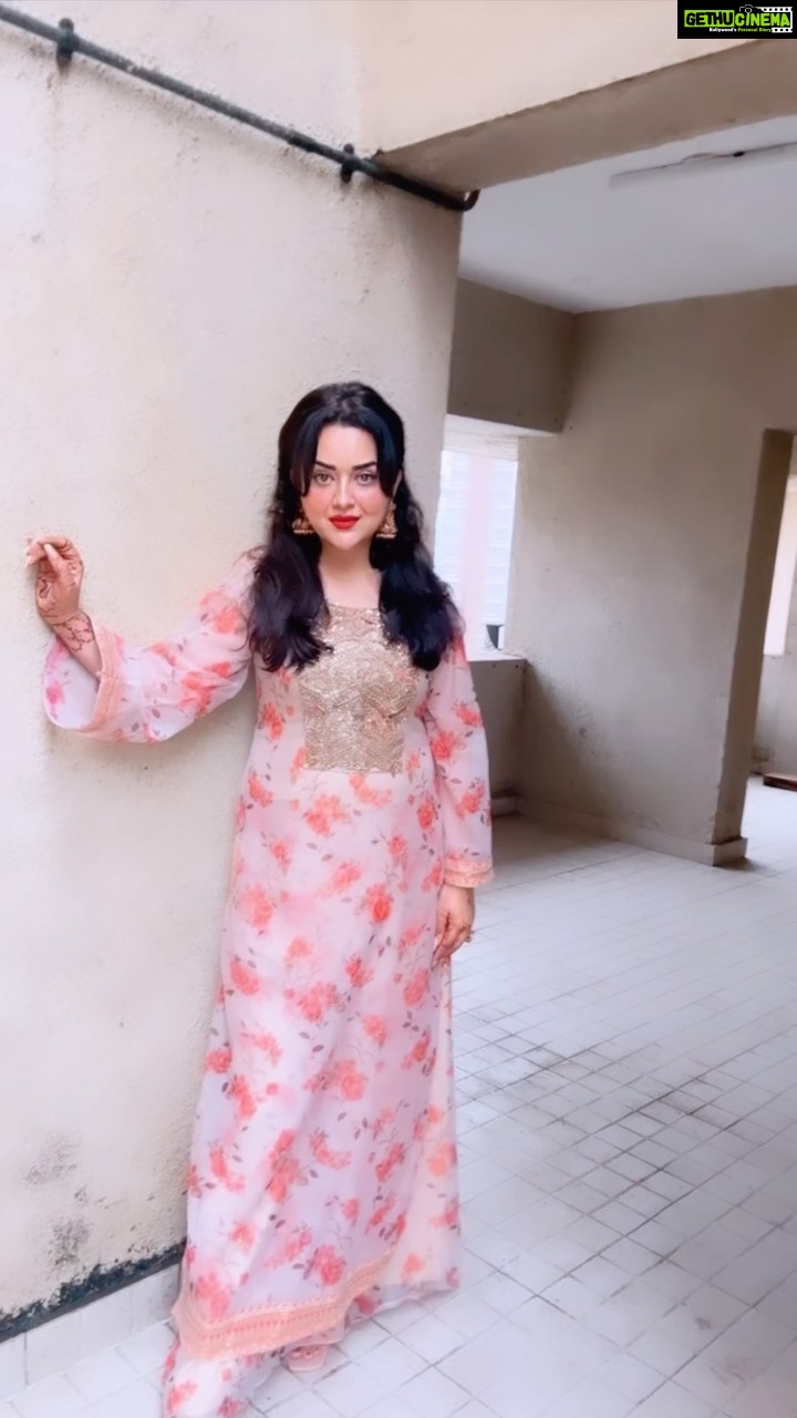 Ragini Nandwani Instagram - Monday π±πΊπΈπΌππΌπΈπΊπ± Outfit @yellowsapphire79 #blessed #life #pray #swamisamarth #navadurgamaa #newpost #collaboration #influencer #entrepreneur #actress #womanpower #happytohelp #loveanimals #savealife #saveanimals #trendingreels #hotonbeauty #instadaily #smile