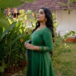 Rajisha Vijayan Instagram - Rewinding to twilight 🍃🌄 @jugalbandhi @merin__georg @laxmi_saneesh @ariabykollattjewellers @govindamangalamhomestay