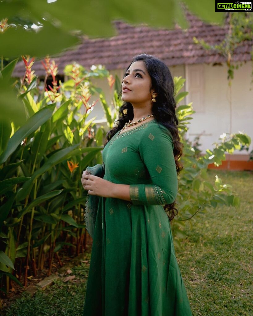 Rajisha Vijayan Instagram - Rewinding to twilight 🍃🌄 @jugalbandhi @merin__georg @laxmi_saneesh @ariabykollattjewellers @govindamangalamhomestay