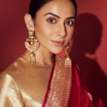 Rakul Preet Singh Instagram – Telugu ammayi 😁😜 

Saree @raw_mango
Jewellery @anaqajewels
Footwear @fizzygoblet

Styled by @anshikaav
Assisted by @bhatia_tanisha @tanazfatima 
Hair @aliyashaik28
Makeup @im__sal
Shot by @ishan.n.giri
Team @enhancingmoments @louis_prashanth