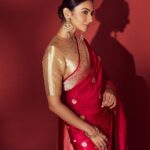 Rakul Preet Singh Instagram – Telugu ammayi 😁😜 

Saree @raw_mango
Jewellery @anaqajewels
Footwear @fizzygoblet

Styled by @anshikaav
Assisted by @bhatia_tanisha @tanazfatima 
Hair @aliyashaik28
Makeup @im__sal
Shot by @ishan.n.giri
Team @enhancingmoments @louis_prashanth