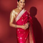 Rakul Preet Singh Instagram – Telugu ammayi 😁😜 

Saree @raw_mango
Jewellery @anaqajewels
Footwear @fizzygoblet

Styled by @anshikaav
Assisted by @bhatia_tanisha @tanazfatima 
Hair @aliyashaik28
Makeup @im__sal
Shot by @ishan.n.giri
Team @enhancingmoments @louis_prashanth