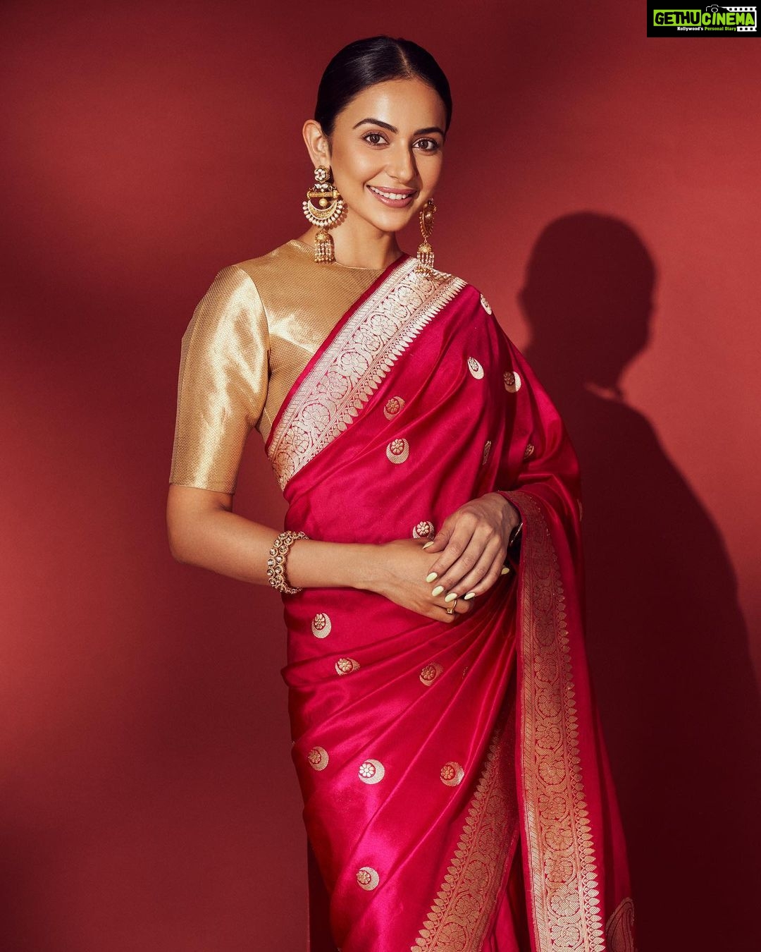 Rakul Preet Singh Instagram - Telugu ammayi ππ Saree @raw_mango Jewellery @anaqajewels Footwear @fizzygoblet Styled by @anshikaav Assisted by @bhatia_tanisha @tanazfatima Hair @aliyashaik28 Makeup @im__sal Shot by @ishan.n.giri Team @enhancingmoments @louis_prashanth