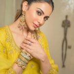 Rakul Preet Singh Instagram – Grateful hearts are always in style 💛💛

Outfit @jigarmaliofficial
Earrings @thehouseofmbj
Bangles @mkjewels_india @amrapalijewels @anmoljewellers
Rings @curiocottagejewelery @anmoljewellers
Bag @douxamourindia

Styled by @anshikaav
Assisted by @bhatia_tanisha 
Make up @im__sal
Hair @aliyashaik28
Shot by @deepak_das_photography