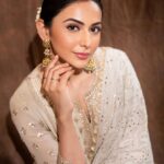Rakul Preet Singh Instagram - Desigirl💕 Outfit @arbyrheakapoor Earrings @thehouseofmbj Ring @curiocottagejewelry Footwear @needledust Styled by @anshikaav Assisted by @bhatia_tanisha Make up @im__sal Hair @aliyashaik28 Shot by @deepak_das_photography