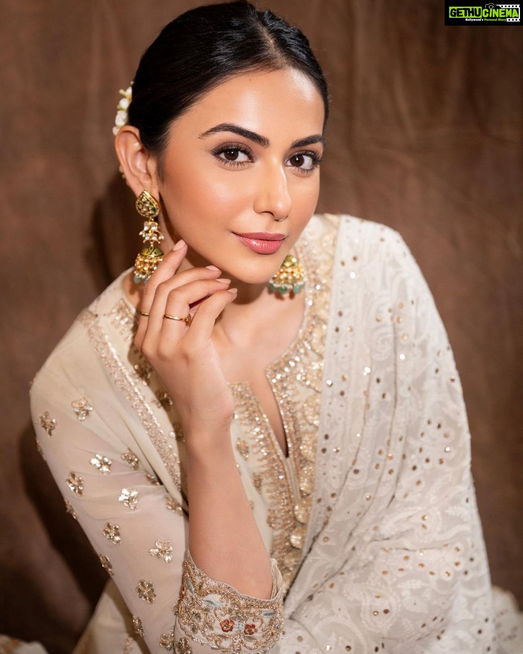 Rakul Preet Singh Instagram - Desigirlđź’• Outfit @arbyrheakapoor Earrings @thehouseofmbj Ring @curiocottagejewelry Footwear @needledust Styled by @anshikaav Assisted by @bhatia_tanisha Make up @im__sal Hair @aliyashaik28 Shot by @deepak_das_photography