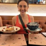 Rakul Preet Singh Instagram – Happppy weekend peeps !! Smile and spread smiles ❤️❤️