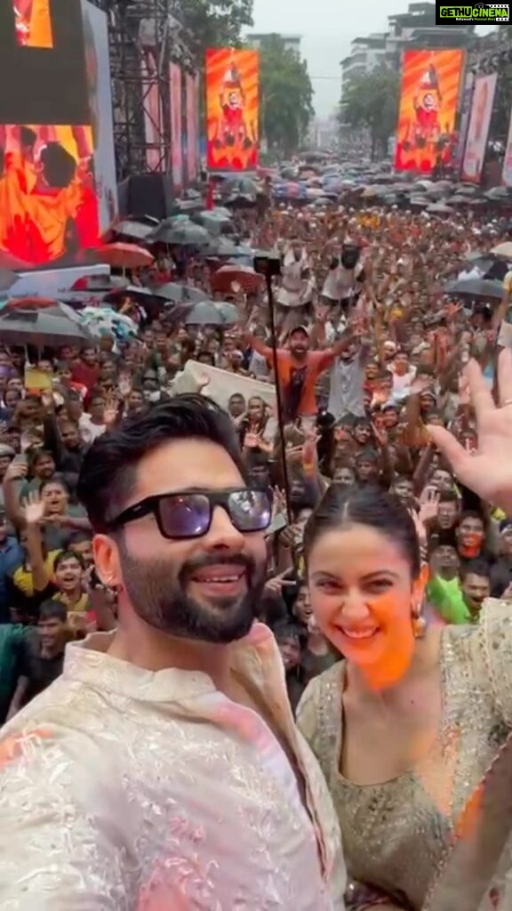 Rakul Preet Singh Instagram - What an electrifying #DahiHandi celebration it was! Heartfelt thanks to the Honorable Chief Minister @mieknathshinde for having me there. The energy and enthusiasm were off the charts. 🌟 #DahiHandi #IncredibleExperience
