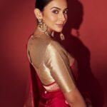 Rakul Preet Singh Instagram – Telugu ammayi 😁😜 

Saree @raw_mango
Jewellery @anaqajewels
Footwear @fizzygoblet

Styled by @anshikaav
Assisted by @bhatia_tanisha @tanazfatima 
Hair @aliyashaik28
Makeup @im__sal
Shot by @ishan.n.giri
Team @enhancingmoments @louis_prashanth