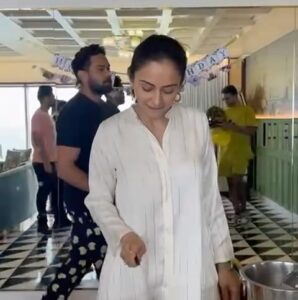 Rakul Preet Singh Instagram - Glam to snooze ! Had the best bdayyyy with the best tribe ❤️ thankyouuuuu my peeps for making it so special . A big Thankyouuuu to each one of you for sending such lovely wishes !! #forever16 😝😝