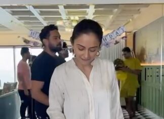 Rakul Preet Singh Instagram - Glam to snooze ! Had the best bdayyyy with the best tribe ❤️ thankyouuuuu my peeps for making it so special . A big Thankyouuuu to each one of you for sending such lovely wishes !! #forever16 😝😝