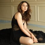 Rakul Preet Singh Instagram - Thankyouuuu @bhumipednekar for sharing your story ❤️ Well I was just a young girl who dreamt of being on the big screen .With no knowledge about the industry I started this journey full of hope from modelling to miss india to films .. a journey like any other in life filled with ups and downs , acceptance and rejections .. moving to mumbai and living all by myself as a teenager was a tough call .. from standing in ques for auditions to multiple calls to casting agent/directors , from signing films and being replaced many times to finally have made a place in your hearts everything has been a beautiful learning experience.. the only thing I had was self belief, confidence and the fact that I would always work extra hard and keep a solid work ethic .. so yes the crux is that dreams aren’t easy but when you decide to take the road less travelled make it a point to celebrate every small win and keep working towards your larger goal and make it happen ! Make it real , make it count and tell yourself that #ihavecomealongway ❤️ None of this would have been possible without my family that’s my anchor and the huge amount of love I have recieved from all of you .. Congratulationsssss and gooodluck team #thankyouforcoming @rheakapoor @bhumipednekar