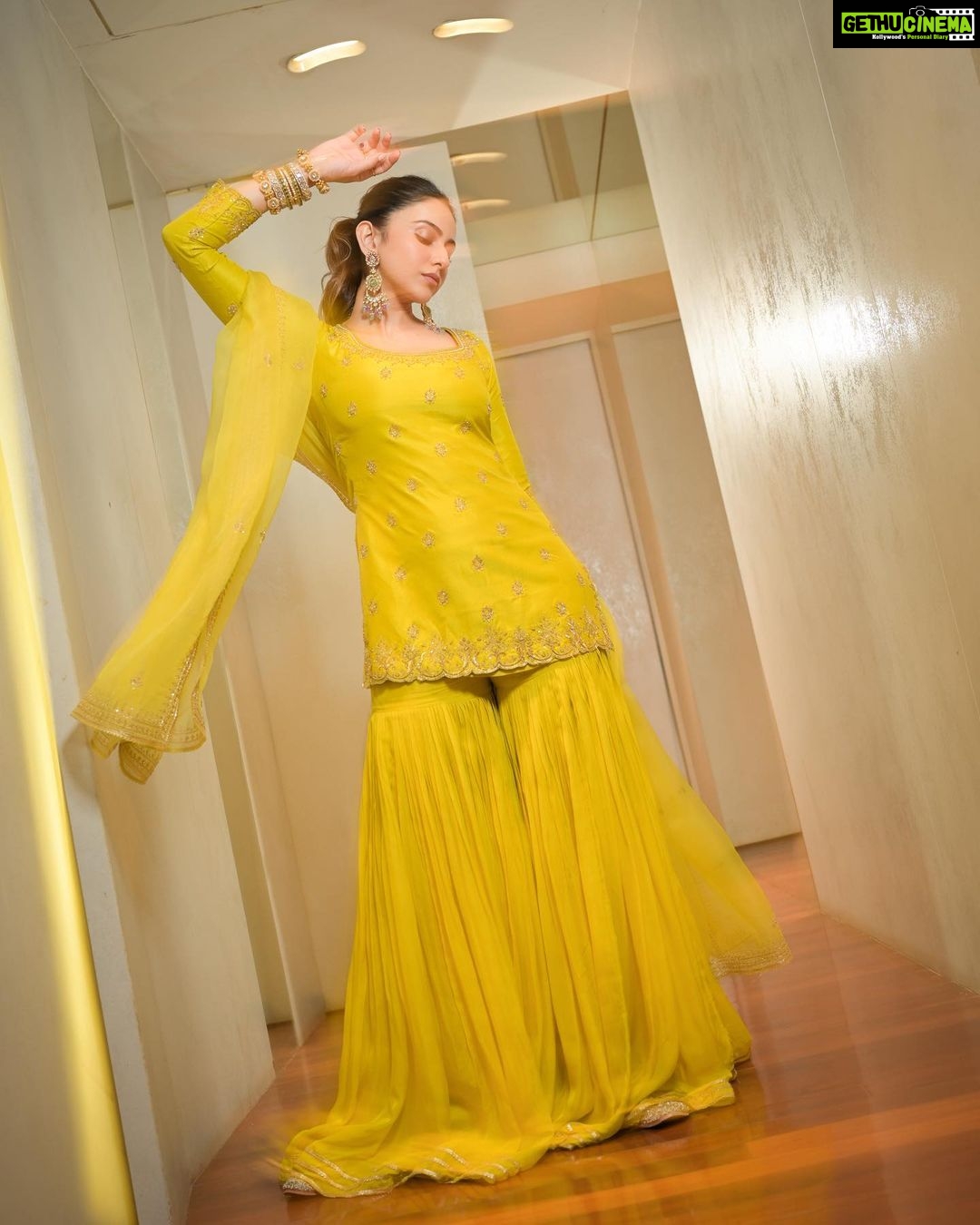 Rakul Preet Singh Instagram - Grateful hearts are always in style 💛💛 Outfit @jigarmaliofficial Earrings @thehouseofmbj Bangles @mkjewels_india @amrapalijewels @anmoljewellers Rings @curiocottagejewelery @anmoljewellers Bag @douxamourindia Styled by @anshikaav Assisted by @bhatia_tanisha Make up @im__sal Hair @aliyashaik28 Shot by @deepak_das_photography