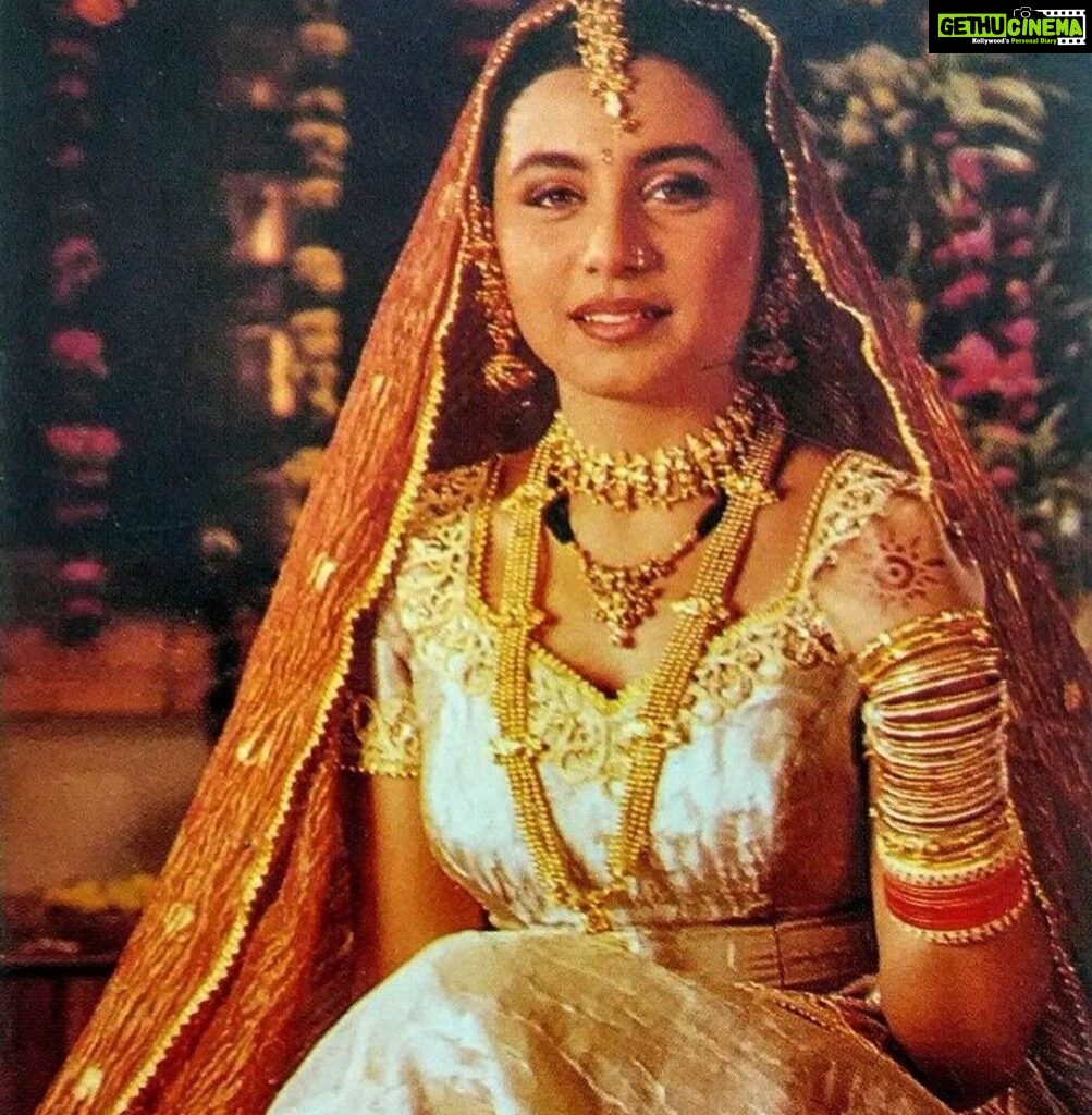 Rani Mukerji Instagram - Such a beauty 🥰! My favroite bridal outfit of her, as yall know I watched KKHH a lot and seeing her in this outfit made me feel she was the mot beautiful bride (besides my mom lol) 💘