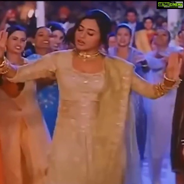 Rani Mukerji Instagram - Cutieeeee, aww she’s adorable ❤️. I remember this part was like one of my favorite old Bollywood memes hehe 🥰! But ahhhh she’s adorable, and so gorgeous, felt like posting an old song haha ❤️