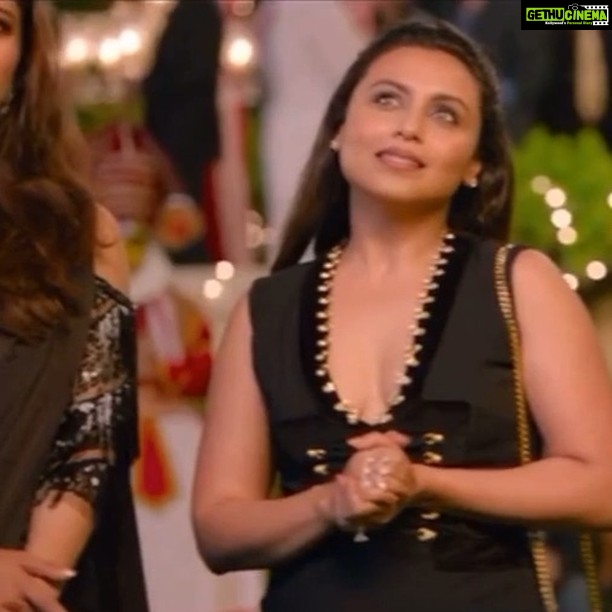 Rani Mukerji Instagram - Swipe through Rani’s and Kajol’s parts in the cameo (sorry no sound :(). But ahh this is the BEST CAMEO EVER 🤩🤩🤩🤩! Literally in love! (All rights reserved to Red Chilles Entertainment)