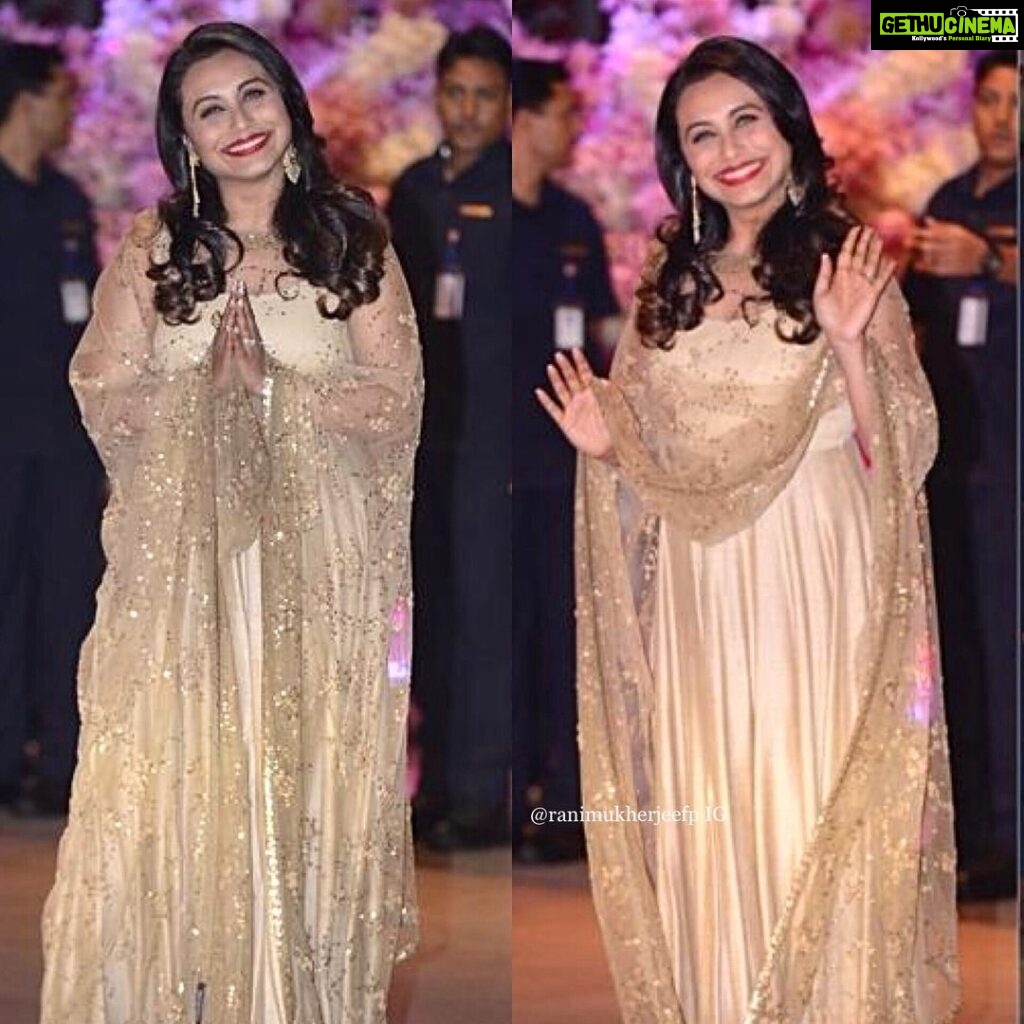 Rani Mukerji Instagram - What a stunner ❤️. I love this out, the gold and the dupatta ahhh just so gorgeous I can’t 😍! And her smile, isn’t she so adorable?