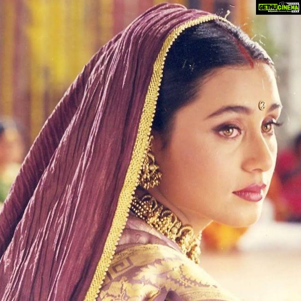 Rani Mukerji Instagram - Officially I love this look on her Sm, why did they delete this scene from the movie!? She looked so good, I am in loveeee 😍 #20YearsofKuchKuchHotaHai